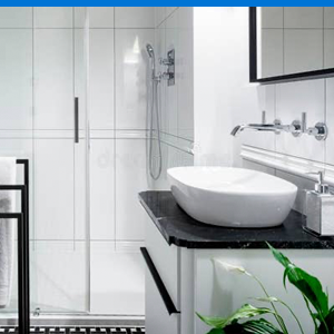 Baño con cabina de ducha espejo empotrado en pared cenefas de porcelanato y  lavabo sobre mueble de madera