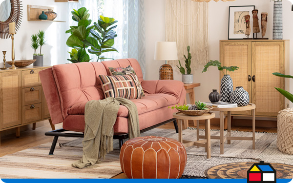 Living con sofá con cojines y otros muebles de interior en el especial DecoLovers Sodimac
