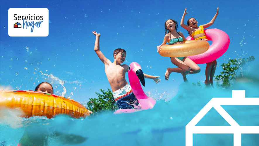 Niños y niñas disfrutando con flotadores en piscina con generador de cloro instalado
