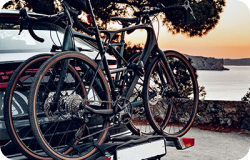 Bicicleta montada sobre un portabicicletas del especial camping y automóvil