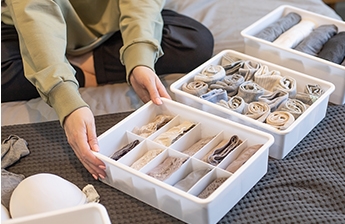 Cómo guardar tu ropa en cajas de plástico de forma correcta - Safe Storage