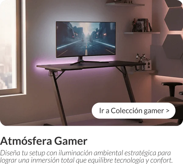 Escritorio gamer negro con luces LED traseras y configuración de pantalla