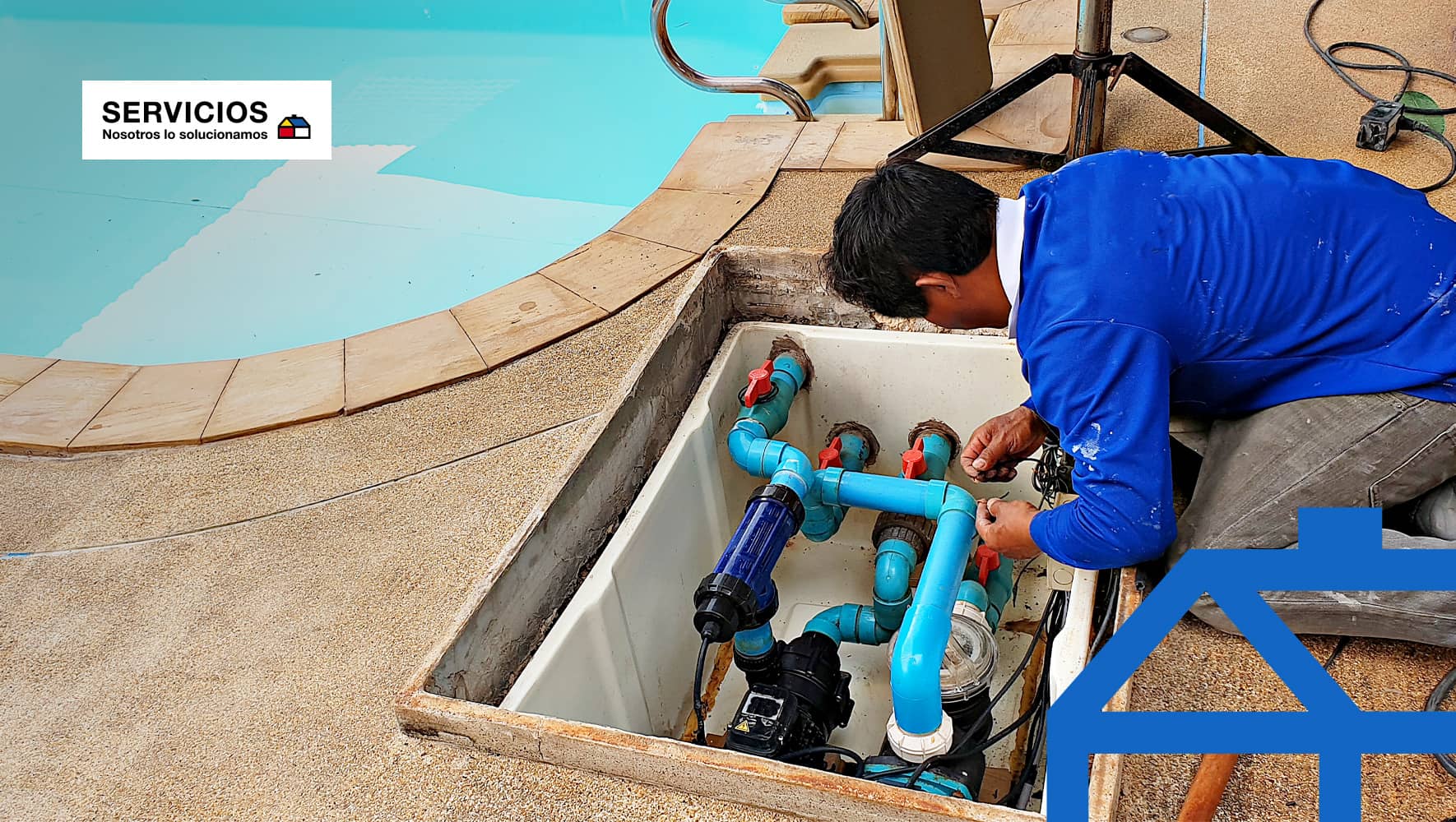 Técnico trabajando en la mantención de piscina