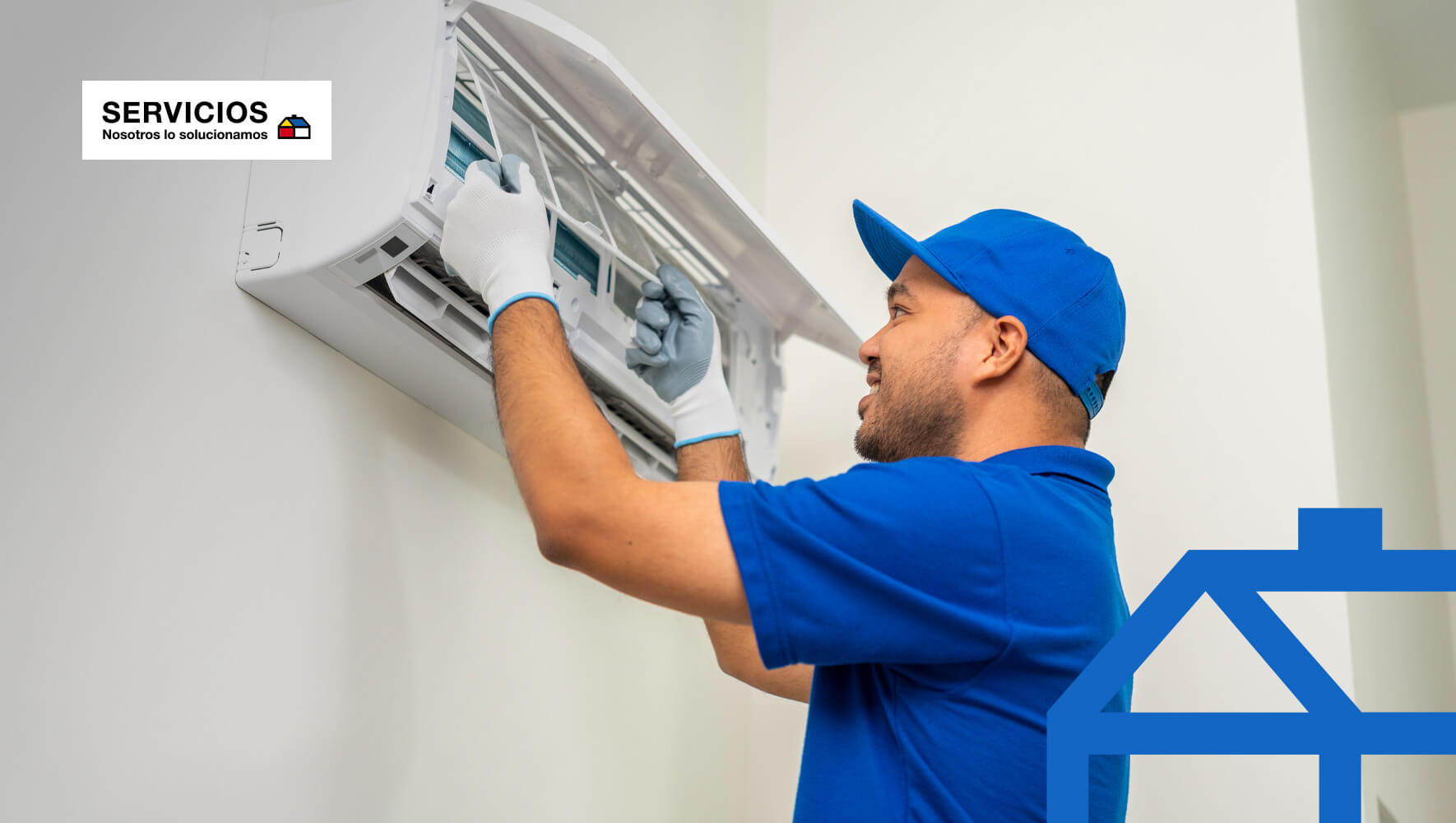 Instala tu aire acondicionado Manos con un destornillador realizando la instalación de aire acondicionado