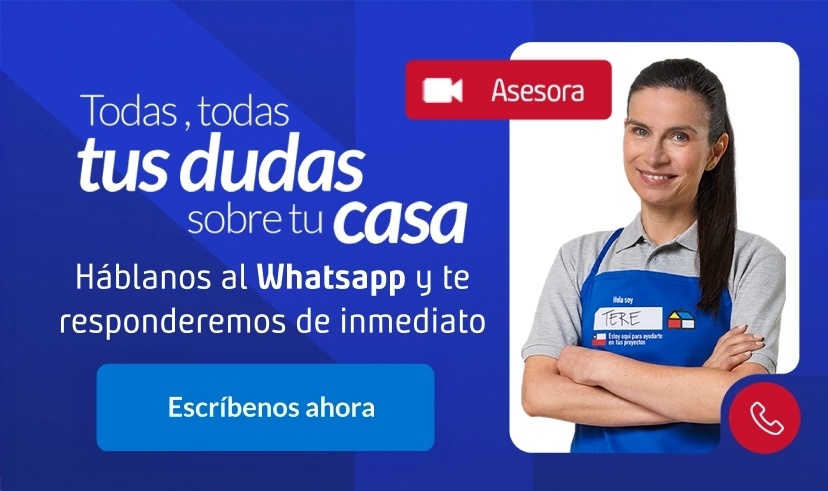 Asesora Sodimac con pechera, lista para comunicarse y resolver dudas sobre los tipos de entrega