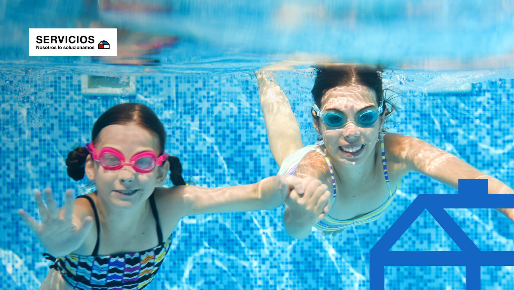 Dos niñas bajo el agua con lentes de natación disfrutando del temperado de piscina