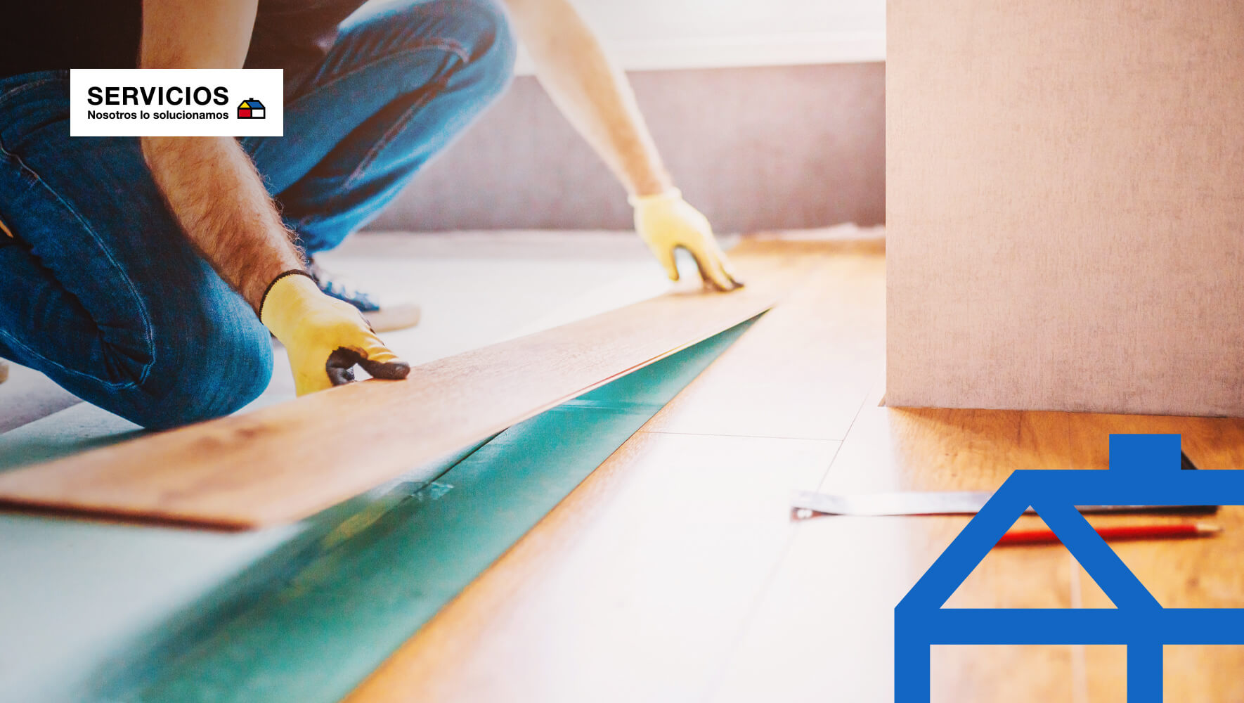 Manos enguantadas realizando la instalación de piso flotante