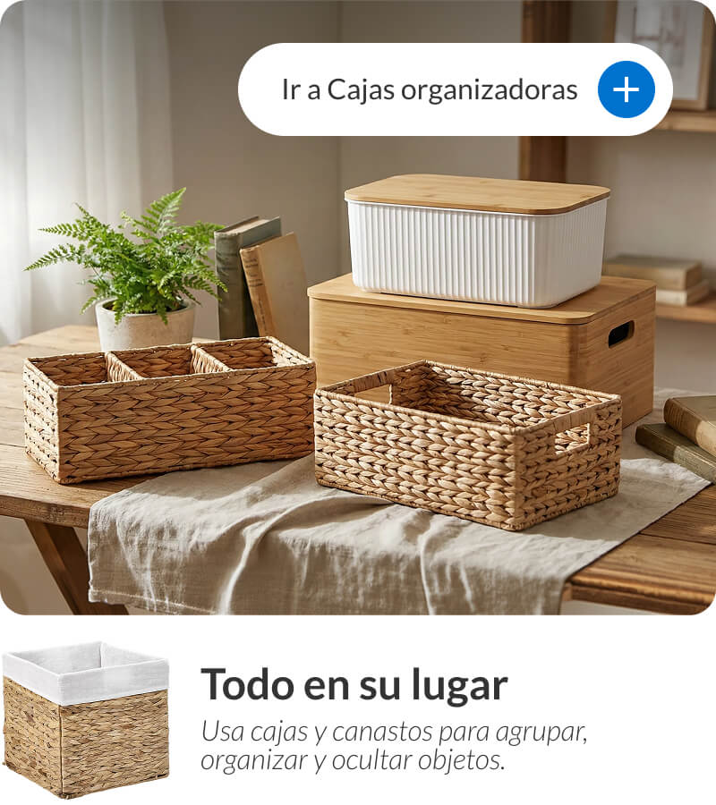 Cajas organizadoras de bambú y mimbre sobre mesa de madera