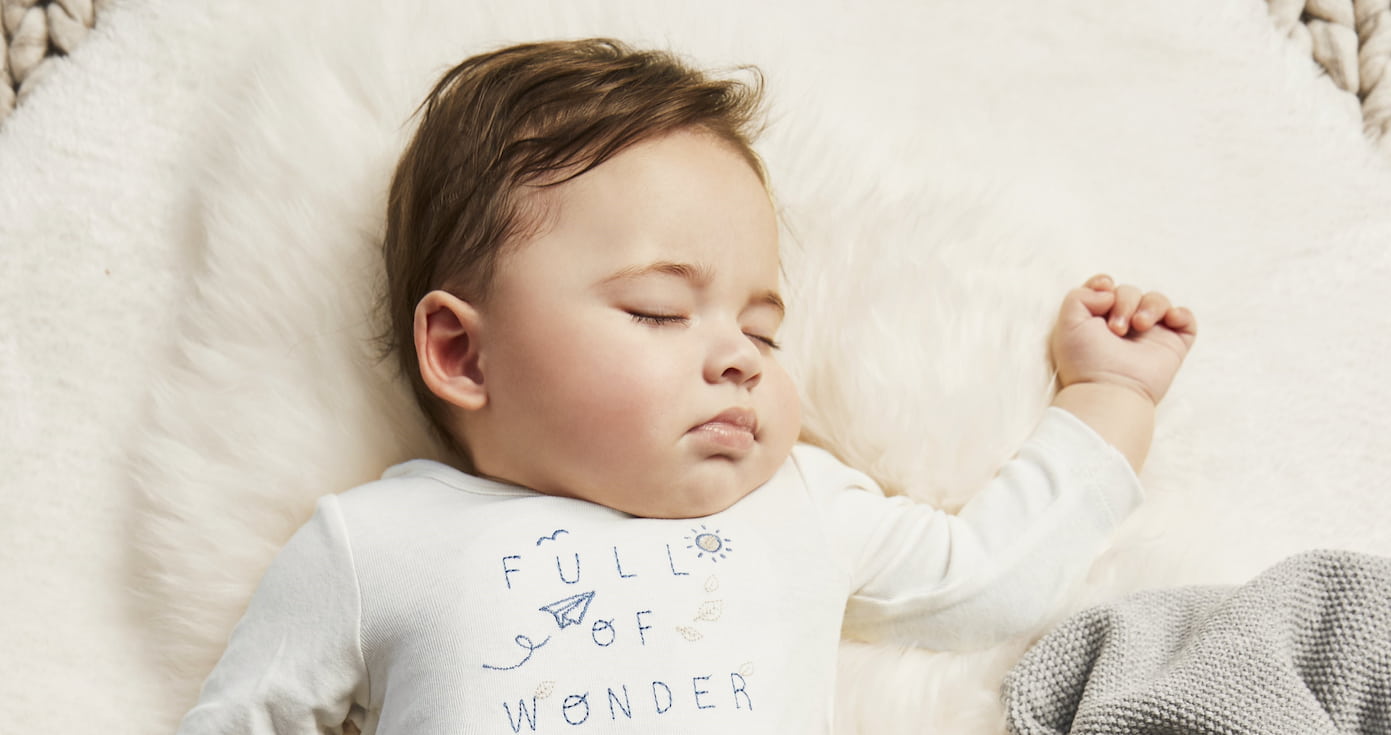 niño durmiendo con ruido blanco