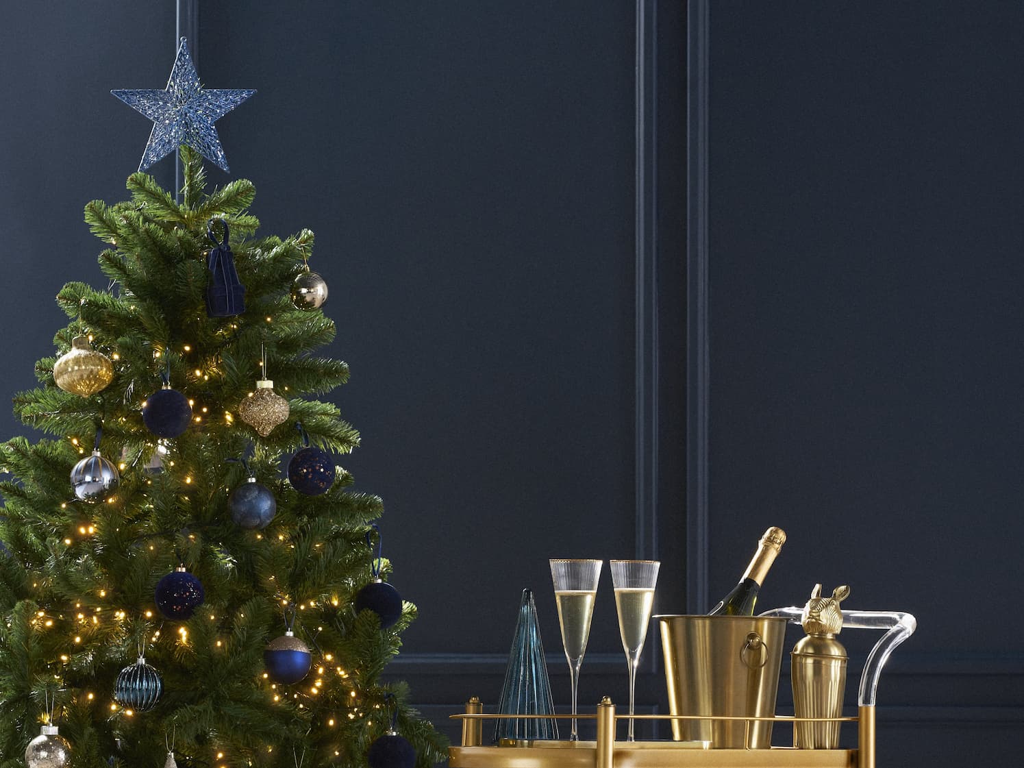 Árbol de Navidad con decoración azul