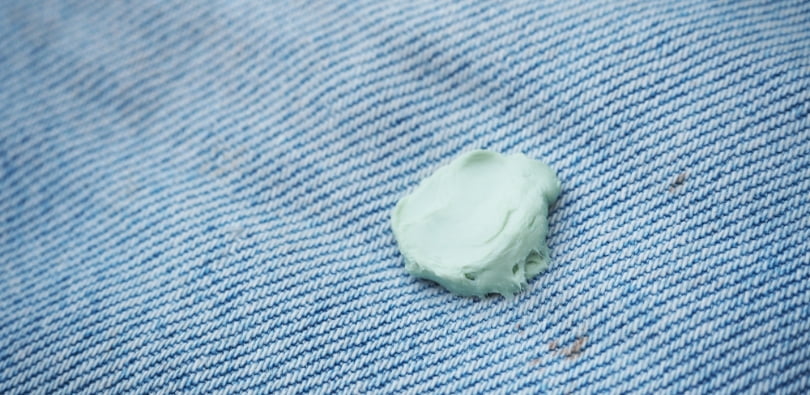 chicle pegado en un pantalón