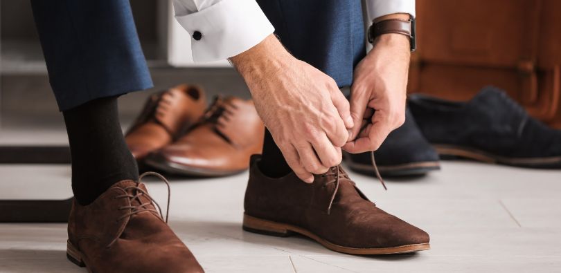 Hombre con zapatos para matrimonio de día