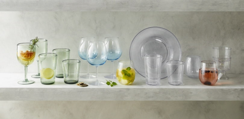 como poner copas y vasos en la mesa