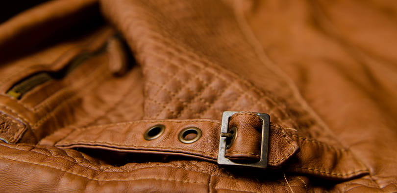 limpiando una chaqueta de cuero