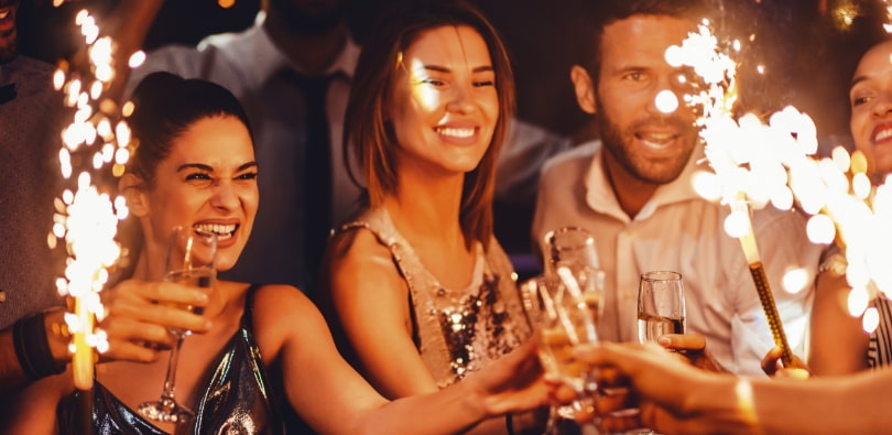 amigos celebrando el año nuevo