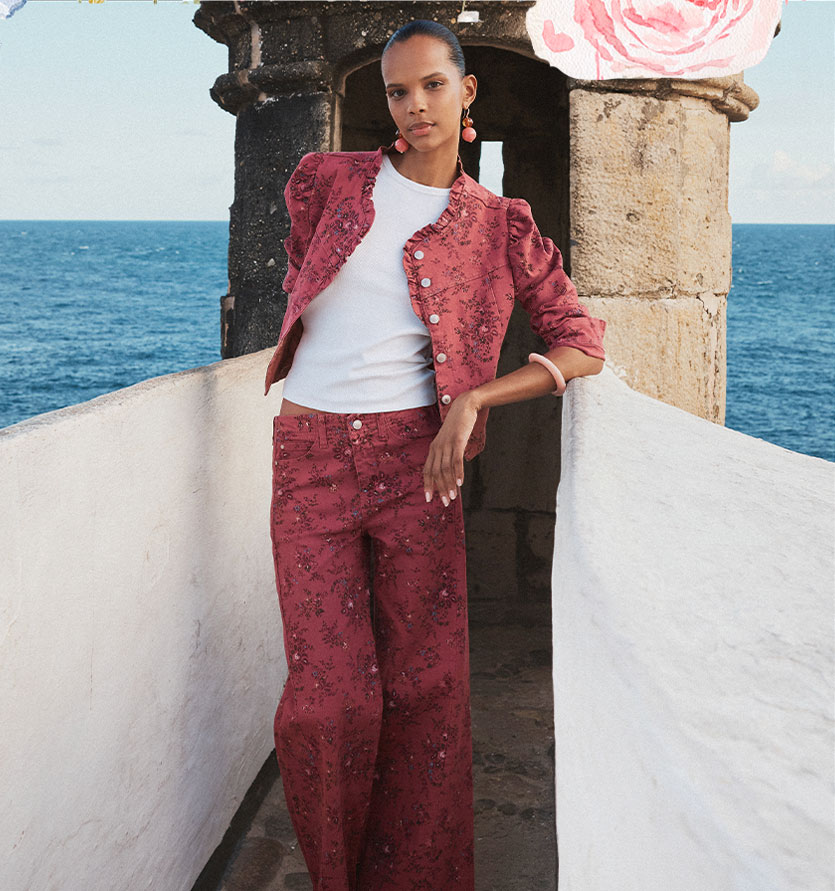 Modelo con conjunto de chaqueta y pantalón rojo estampado