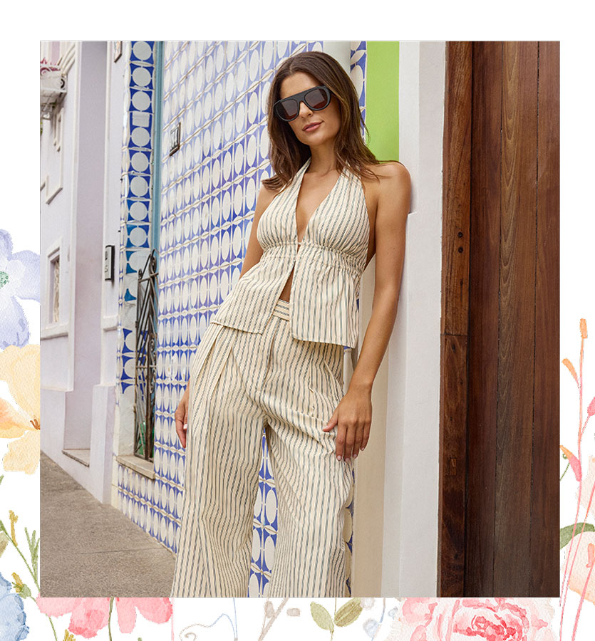 Modelo con vestido largo floreado