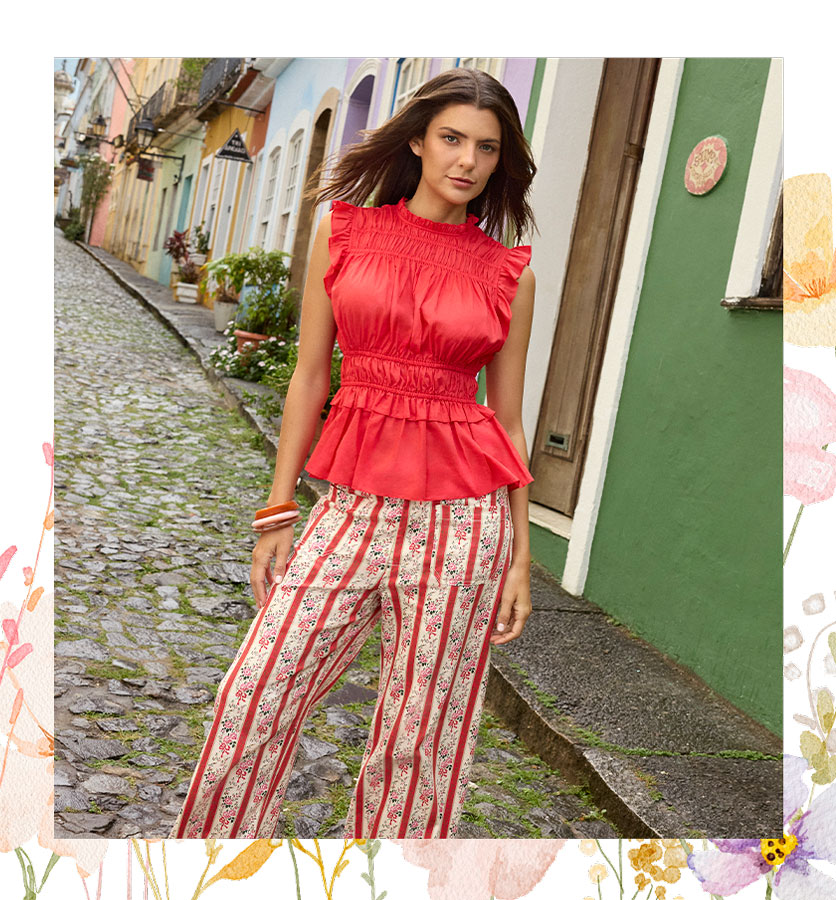 Modelo con blusa estampada y falda de jean
