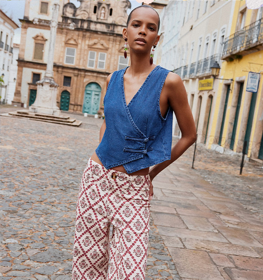 Modelo con top de jean y pantalón estampado